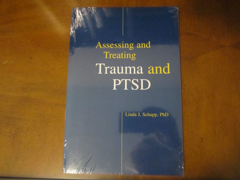 ASSESSING AND TREATING TRAUMA AND PTSD By Linda J. Schupp New Free ship