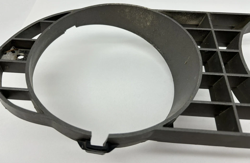 1971 Ford Torino Ranchero Driver Side / LH Split Grille Insert D1OZ-8151-A (1) - Imagem 3 de 4