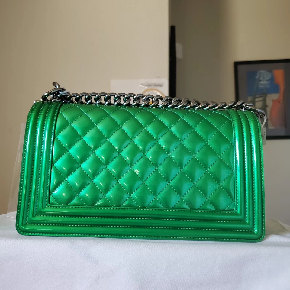 $6,900 Bolso Chanel Boy Metálico Verde Patente Plata Hw Solapa Antiguo Mediano Navidad Foto 2 de 4