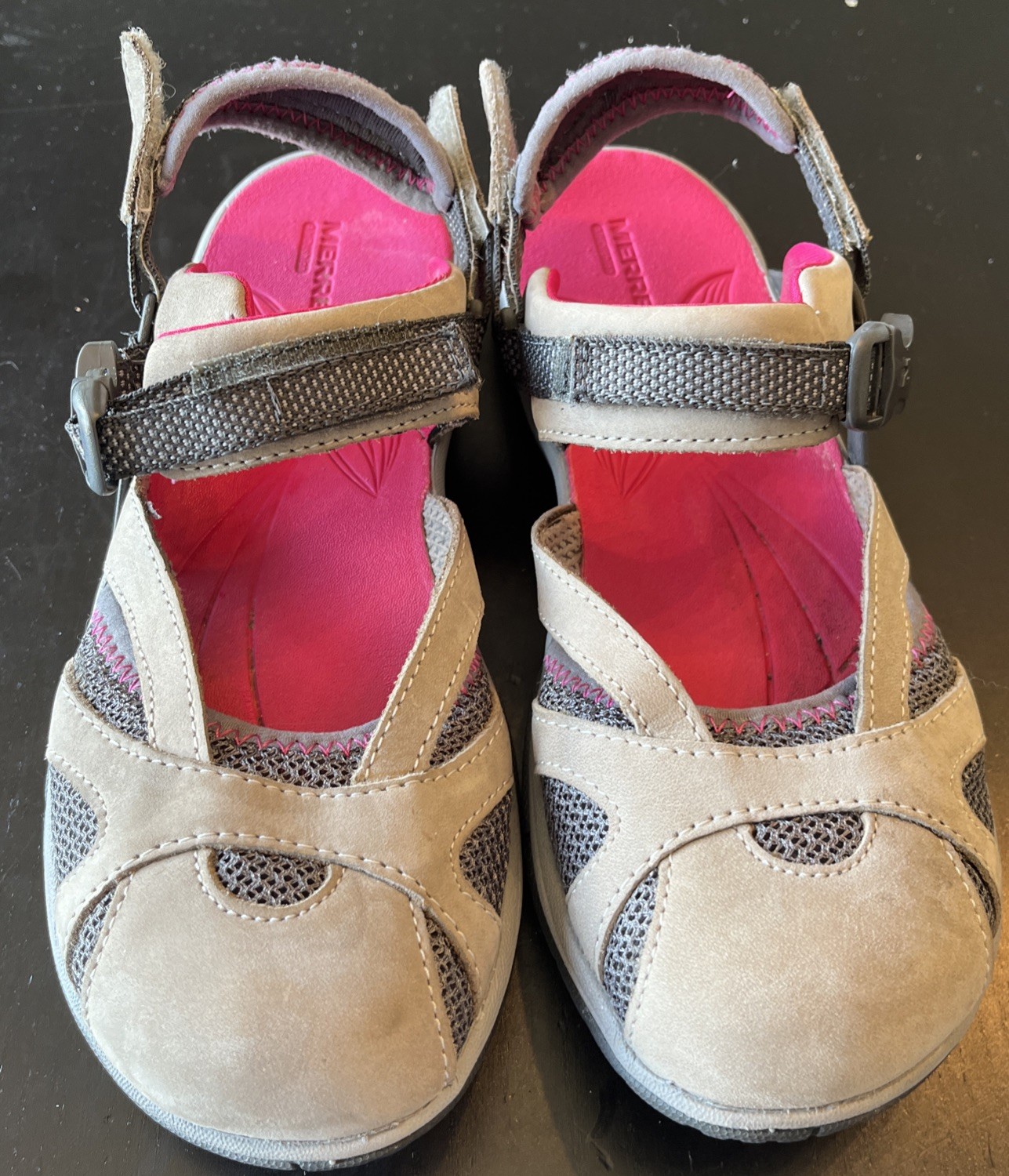 Merrell nero tortora sandalo con cinturino ammortizzato ad aria taglia 7 scarpa da acqua grigio