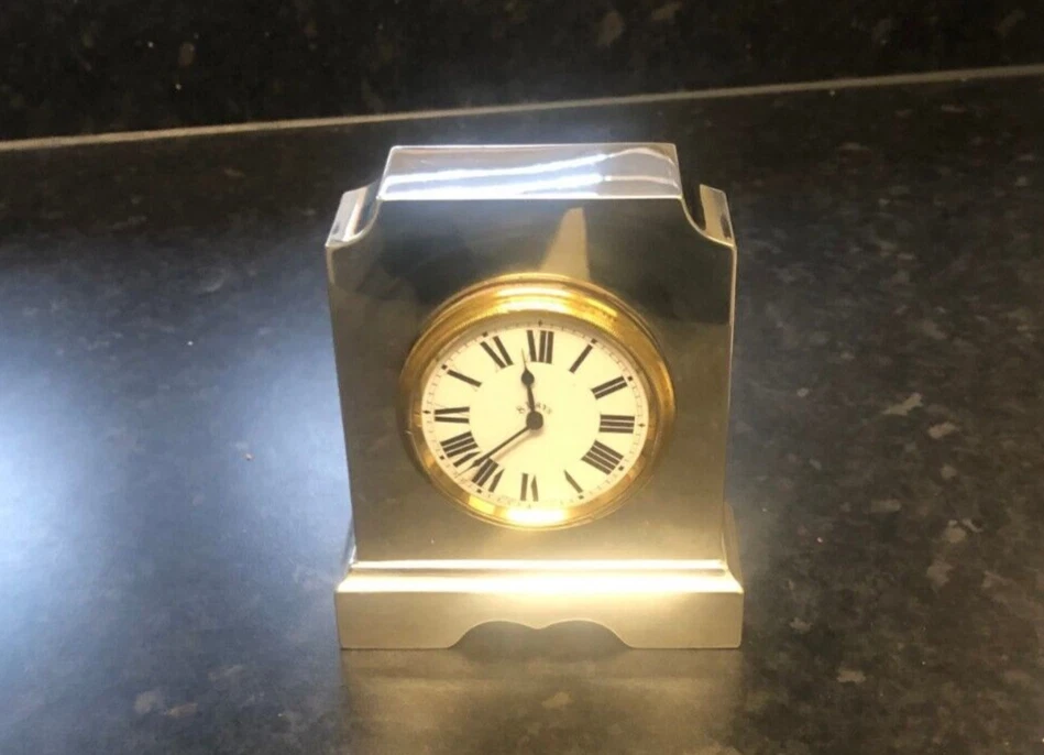 Antiguo reloj de plata de ley de 8 días sobremesa 1922 de Garrards London. Foto 3 de 4