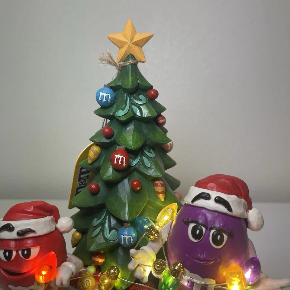 Jim Shore M&M'S ROJO Y MORADO M&M'S CON ÁRBOL DE NAVIDAD-UNA MANO AMIGA Foto 3 de 4