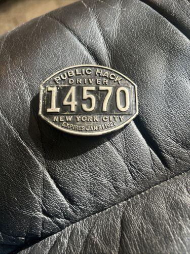 ANTIQUE PUBLIC HACK DRIVER LICENSE BADGE NEW YORK CITY 1922 CAB CHAUFFEUR BADGES - Picture 3 of 8