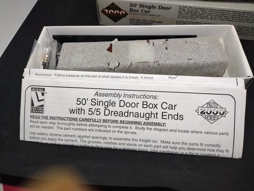 Proto 2000 Series 50' Single Door Box Car Brown #81576 - Picture 6 of 7