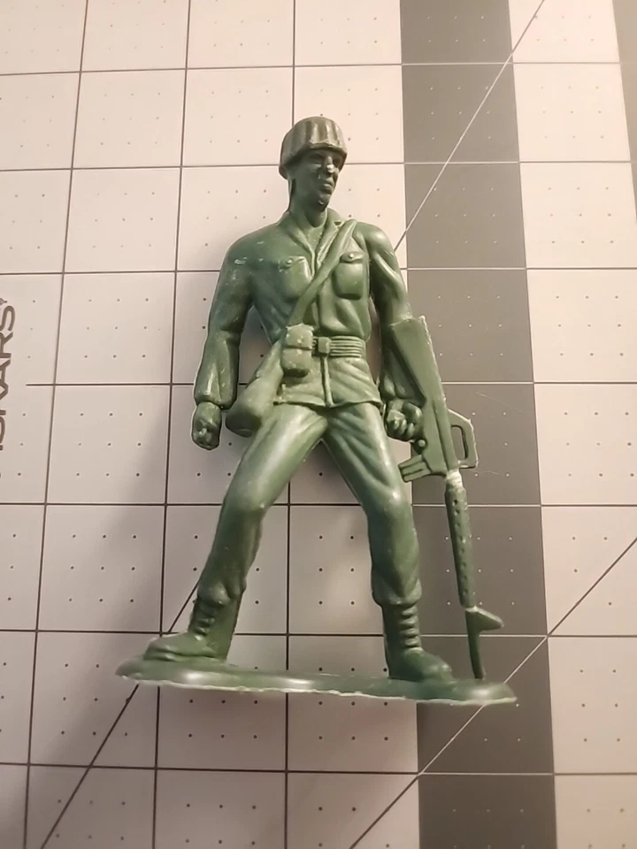 Vintage lot 2 Green 4 inch Plastic Army Men Soldiers - Image 3 of 4