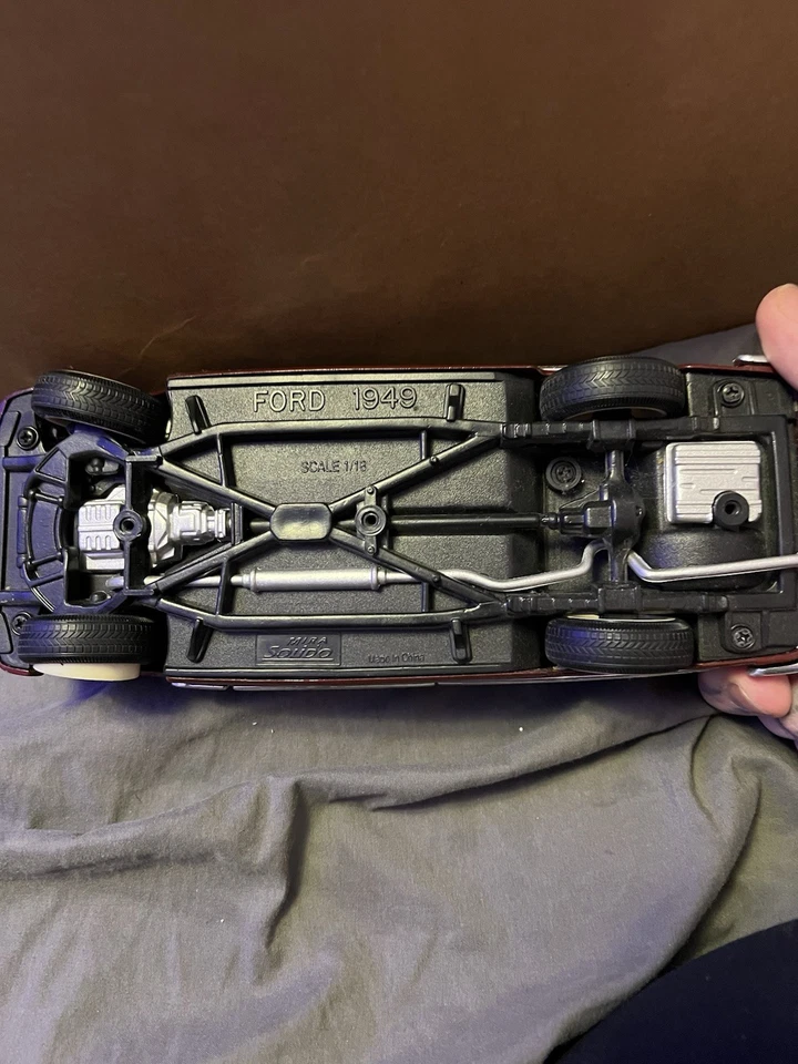 Mira Solido 1949 Ford Couple 1/18th Scale Red - Image 3 of 4