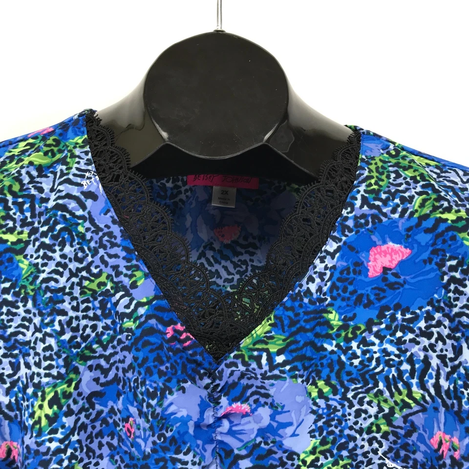 Betsey Johnson x Koi Camellia Jungle Floral 2-Pocket Scrub Top Women's Plus 2X - Image 4 of 4