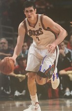 12) Ersan Ilyasova signiert Basketball NBA Foto Unterschrift Autogramm signed