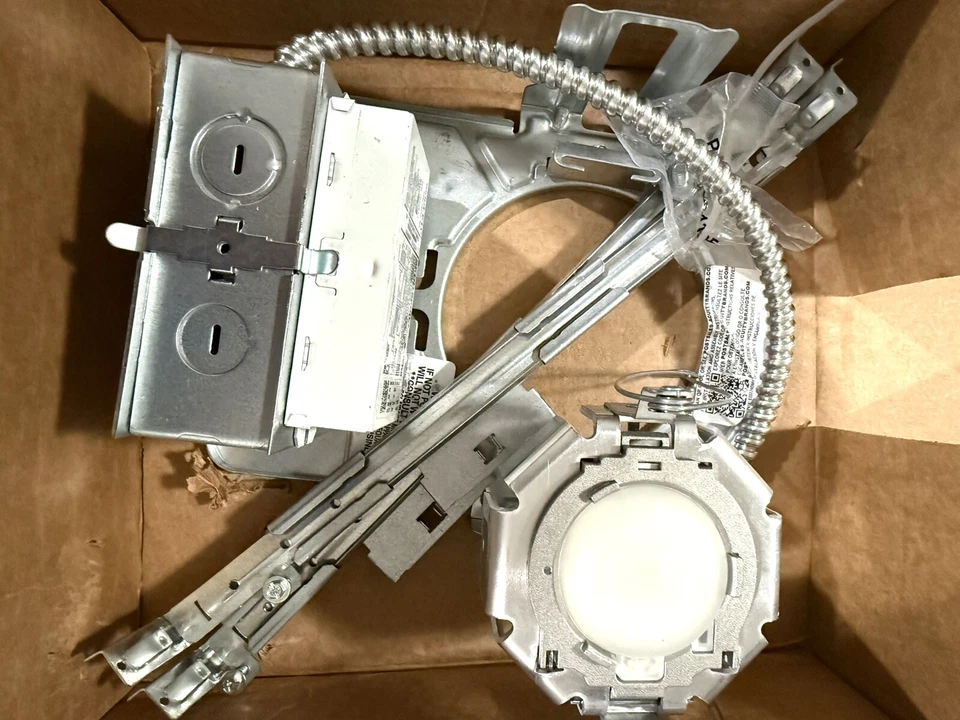 Downlight LED comercial LDN4 40/15 MVOLT GZ10 HSG--4"-1500 lúmenes-18W-4000K Foto 3 de 4