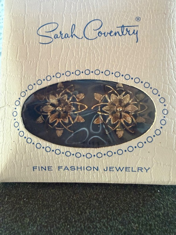 Vintage NIB Gold Tone Flower Earrings Flor Openwork  SARAH COVENTRY "PETA LURE"