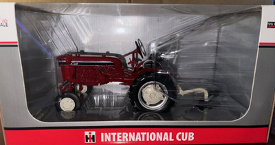 Spec cast 1/16 International Cub and Plow 2010 Lafayette Farm Show ZJD1637 207B*