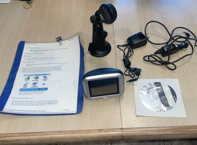 TOM TOM GO 700 GPS Bundle w/ Car Mount Charger, CD, Wall Charger & Inst Booklet