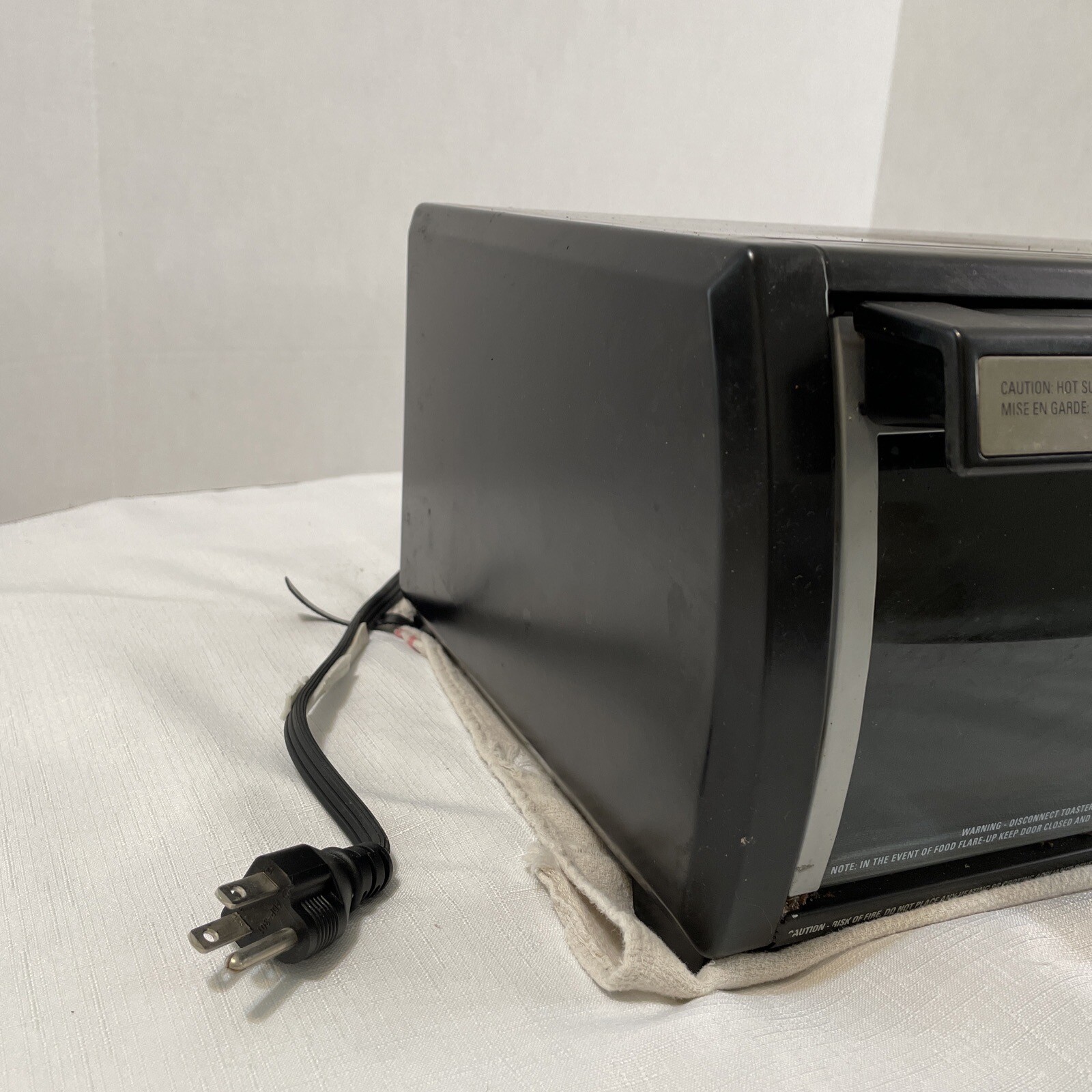 Black And Decker Space Maker Toaster Oven W/ Mount/Shield TROS1000