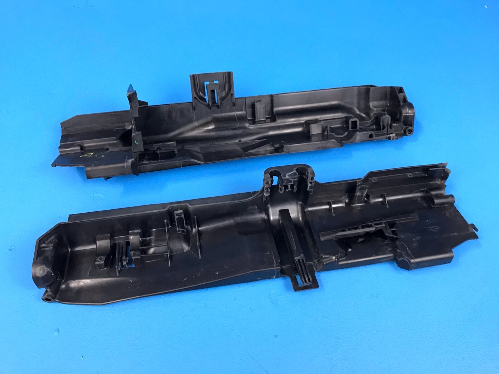 06-11-bmw-e90-e92-325i-328i-330i-335i-left-right-radiator-bracket-mount