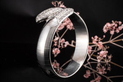 Armreif Armspange Armband Chaumet Paris Weißgold Massiv mit Brillanten Schmuck