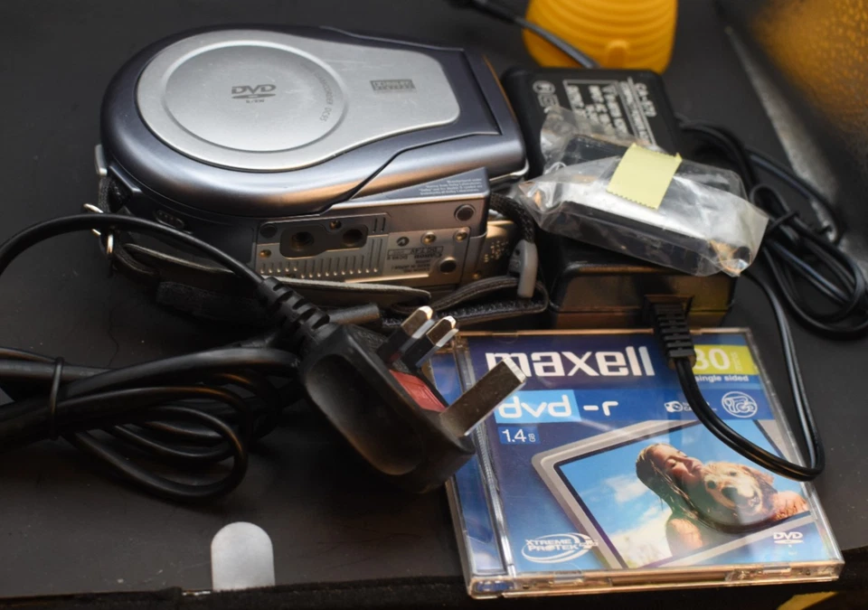 Canon DC95 DVD Camcorder 20x Zoom DIGIC DV Retro Digital Video + Boxed Accs - Image 3 of 4