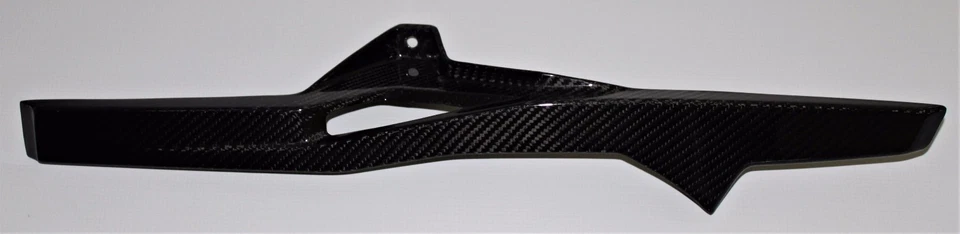 Protector de cadena de fibra de carbono para Aprilia (Dorsoduro 750, 900, 1200 2008-2021) Foto 2 de 4