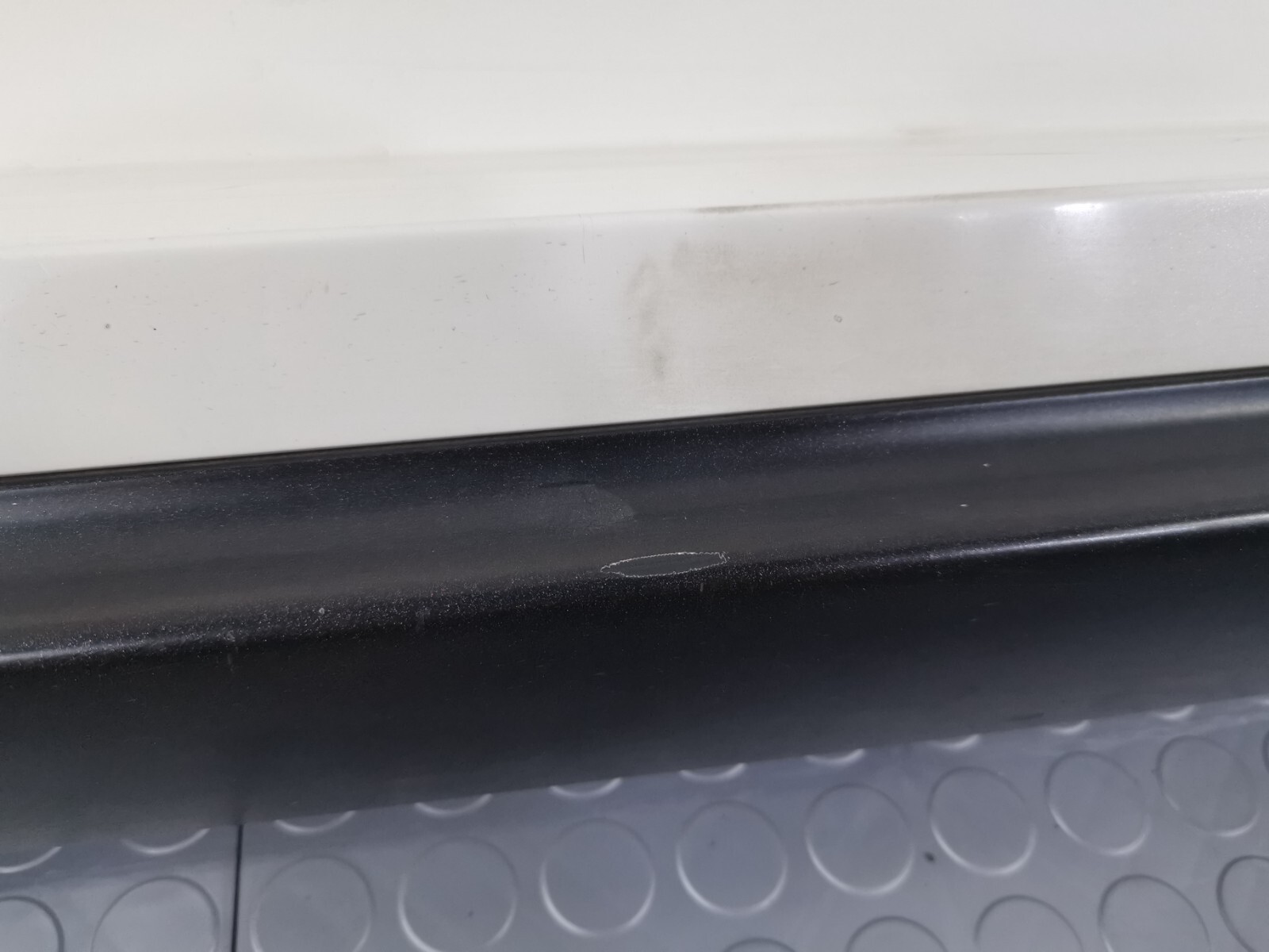 14-19 MASERATI QUATTROPORTE S Q4 LEFT DRIVER SIDE SKIRT WHITE MOLDING