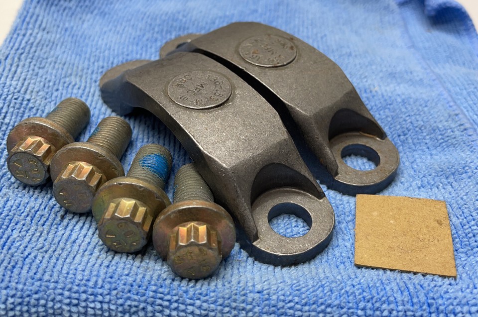 2507018X Spicer Universal Joint Strap Kit SPL250 Series Bearing Cap