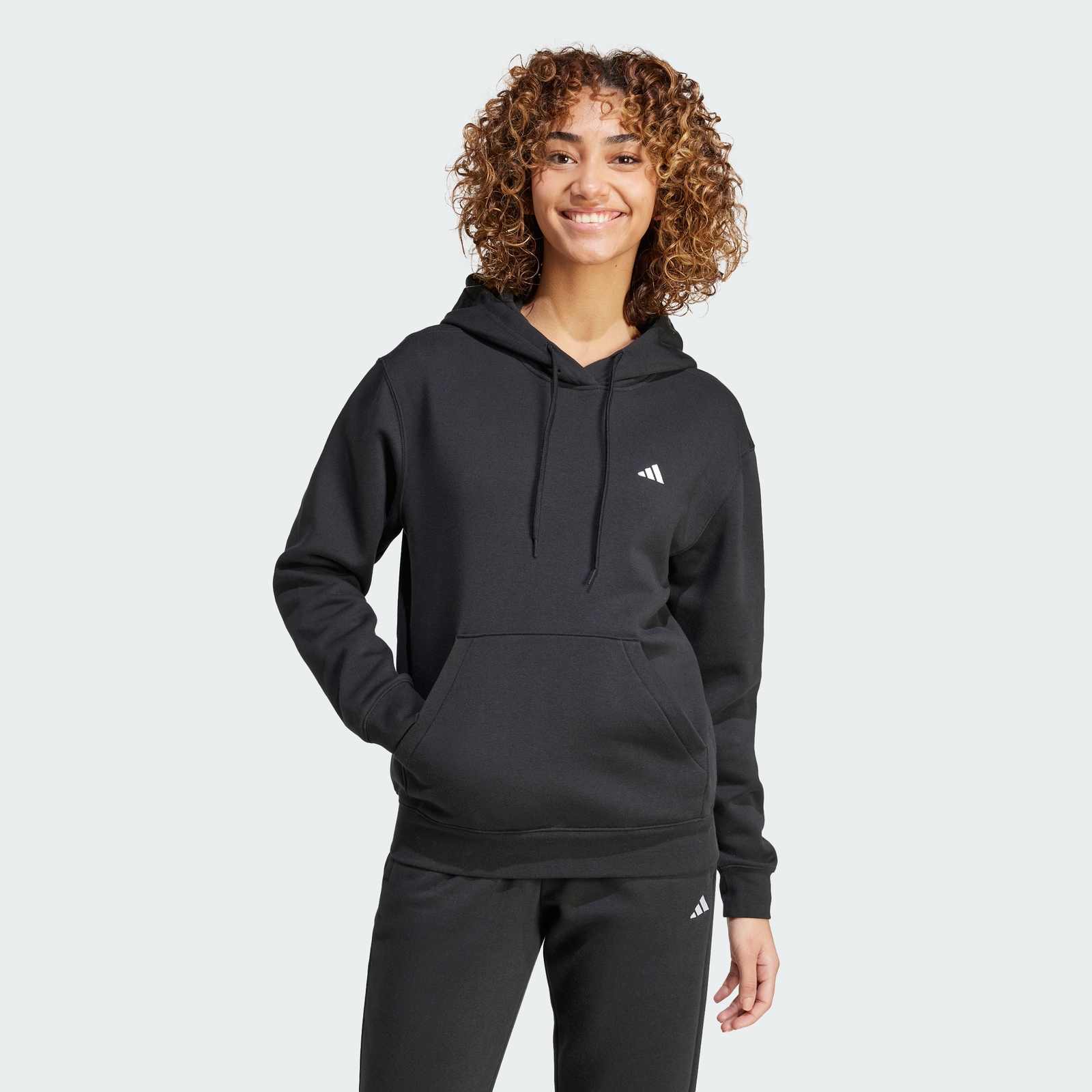 уютная толстовка с капюшоном adidas women Essentials с маленьким логотипом
