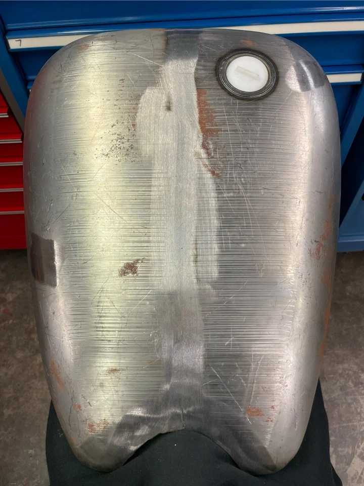 Tanque extendido de una pieza Drag Specialties con tapa lisa - DS-390392 Foto 4 de 4