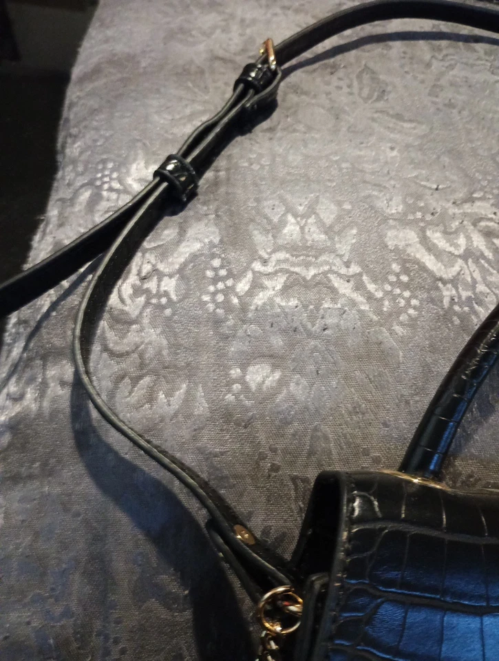 Mini Cartera Forever 21 Para Mujer Negra Imitación Cuero Patrón Cocodrilo Correa Ajustable Foto 4 de 4