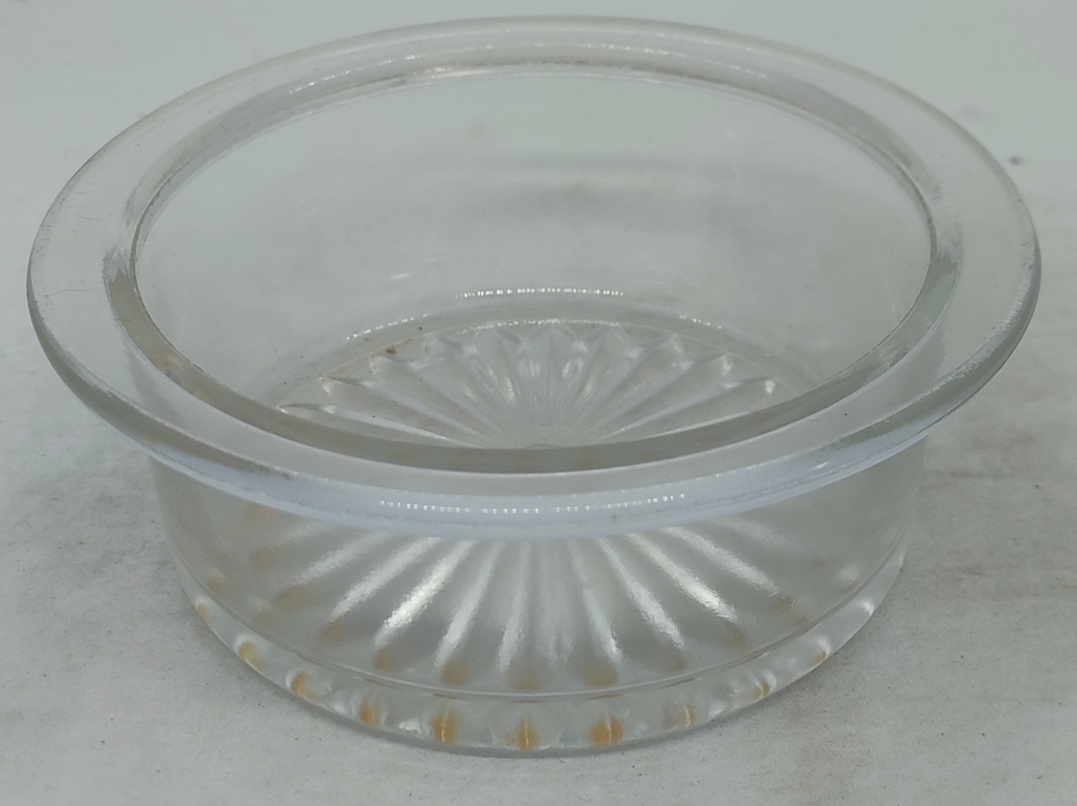 Kleine Süßigkeitenschale aus Glas mit flachem Rand