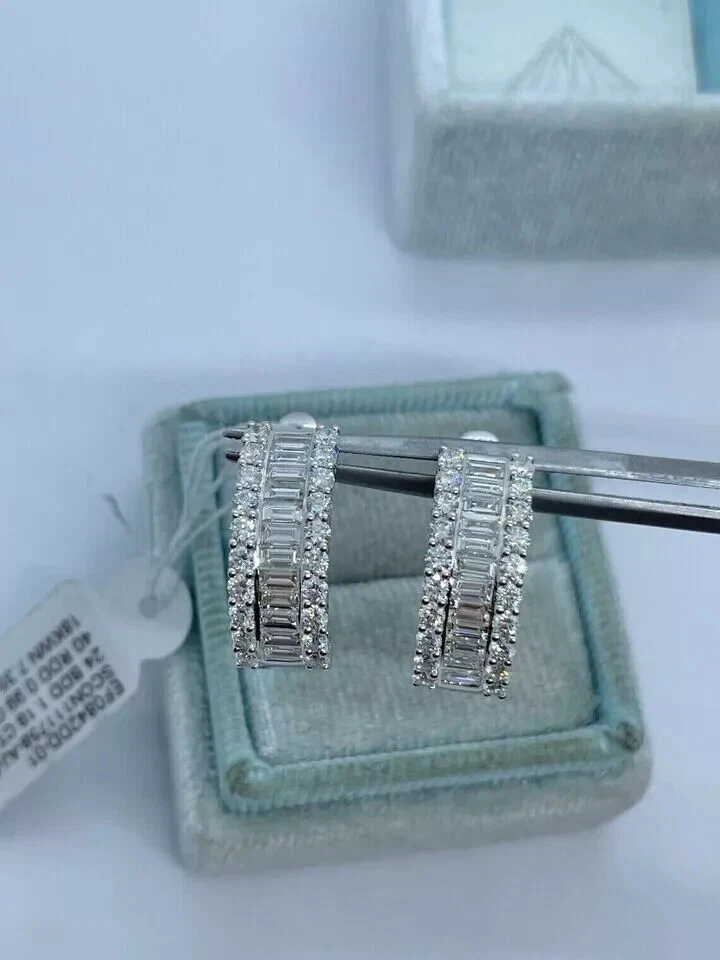 Aretes tipo argolla Huggie de diamantes de corte baguette de 3 quilates enchapados en oro blanco de 14 quilates Foto 2 de 3