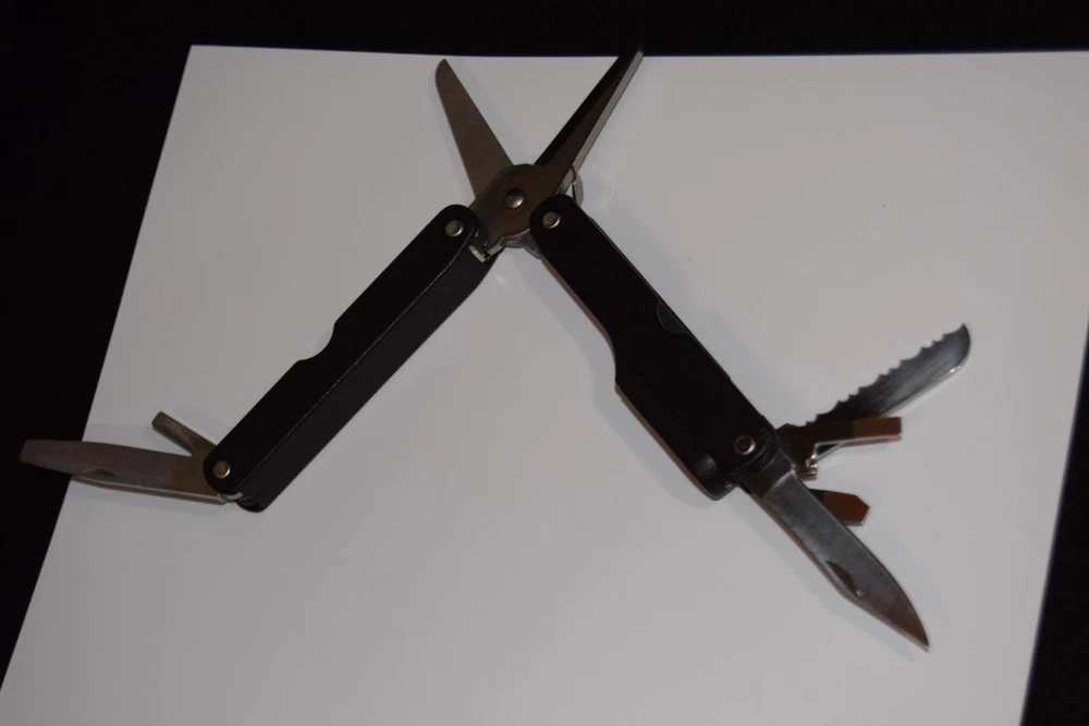 MULTI TOOL/(RED DOT) (7 TOOLS IN ONE)..