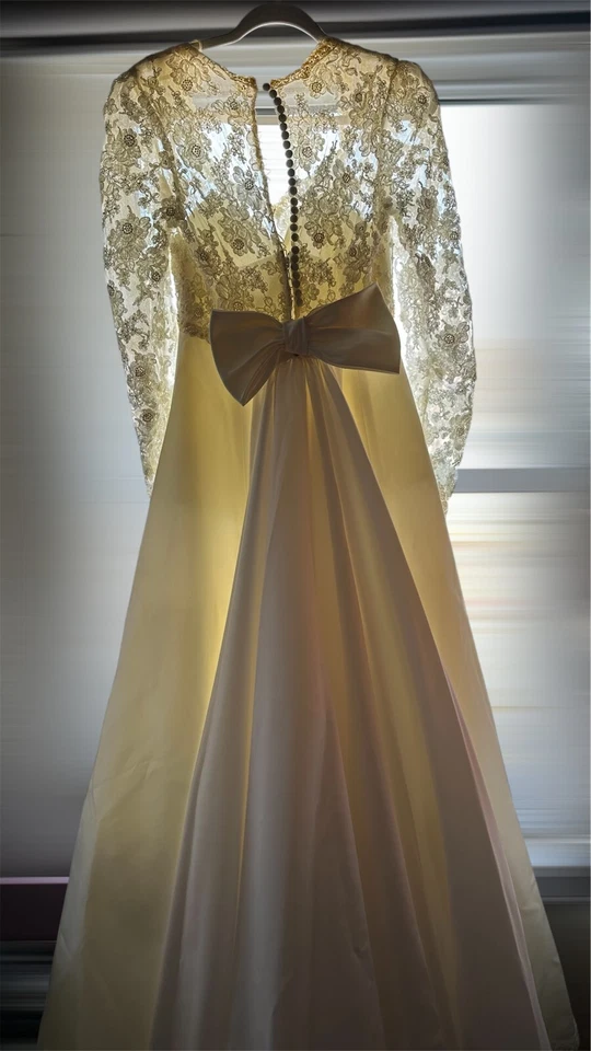 Elegant Wedding Dress w/ Detachable Train | Preloved | One-of-a-Kind | FREE SHIP - Image 2 of 4