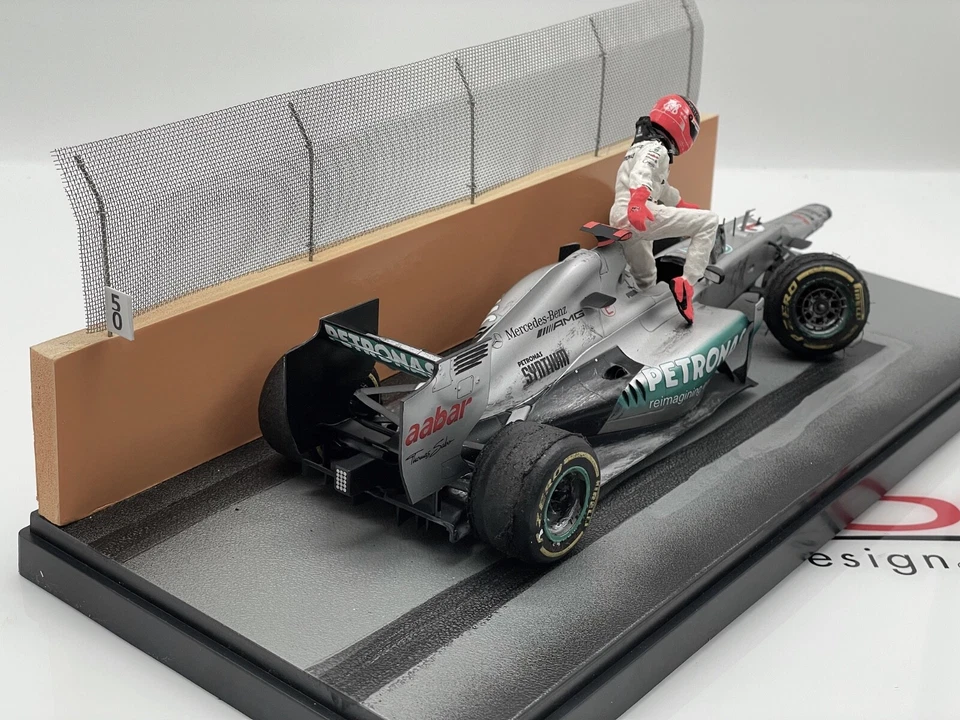 1:18 Schumacher Mercedes GP W03 Singapore Crash, limitiert, mit Zertifikat - Bild 3 von 4