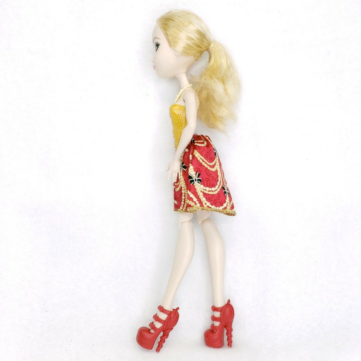 Ever After High Apple White Doll Red Skirt Red Shoes Necklace Molded Top