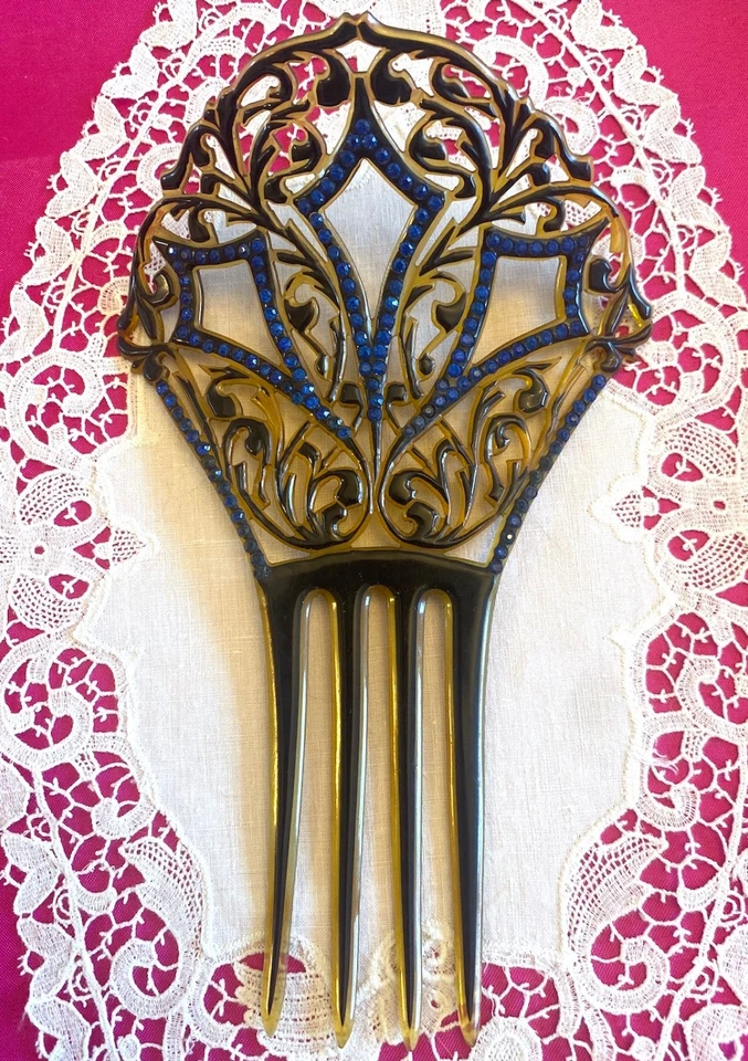 Excelente De Colección-Antigua Mantilla Celuloide Pelo Ornamentado PEINE Estrás Azul Foto 3 de 4