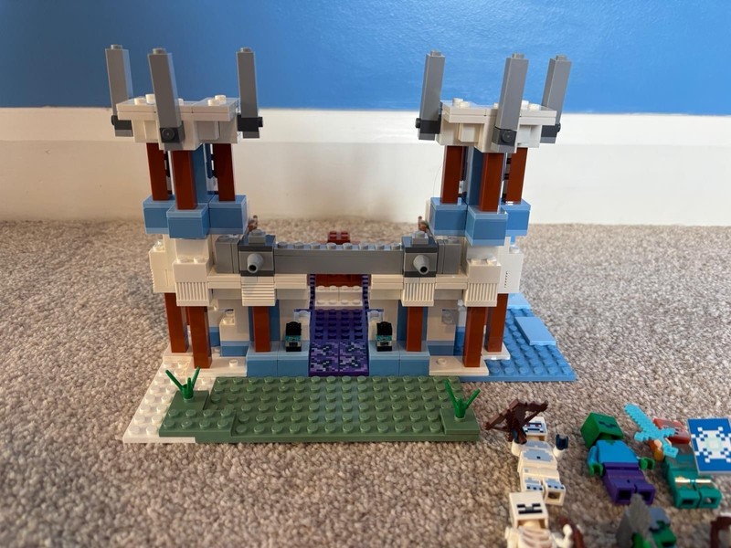LEGO Minecraft: The Ice Castle (21186)