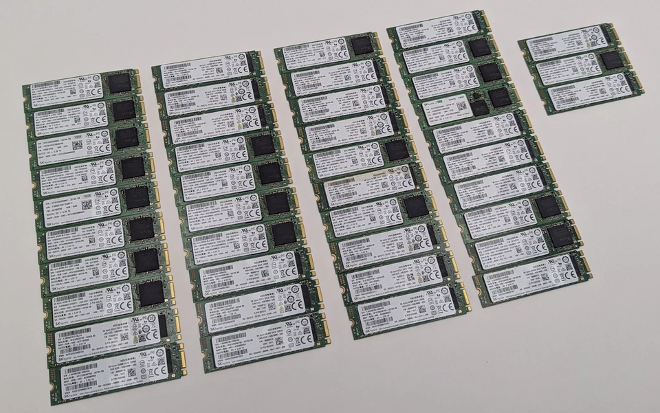 Lote de 43 SK hynix 128GB SATA 2280 M.2 SSD Modelo Mixto Unidad de Estado Sólido - Limpiado Foto 2 de 4