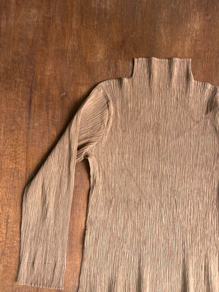 Pliegues ISSEY MIYAKE Please Top hechos en Japón Foto 3 de 4