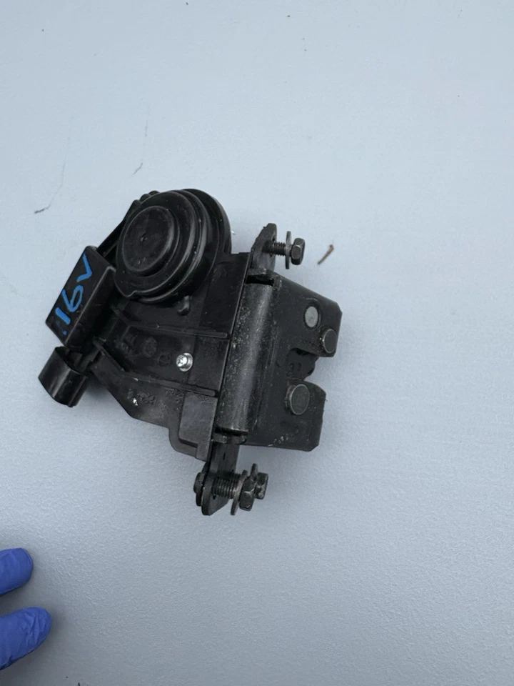 Toyota Prius V 2012-2016 OEM maletero pestillo tapa bloqueo actuador 69350-28150 4070 Foto 2 de 4