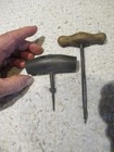 2 Anciens outils : de Tonnelier Pique Fût Tonneau et Vrille de menuisier (!)