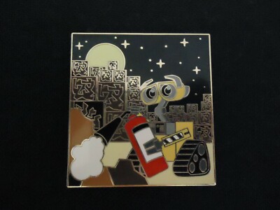 DISNEY DSF WALL-E HOLDING A FIRE EXTINGUISHER PIN LE 300