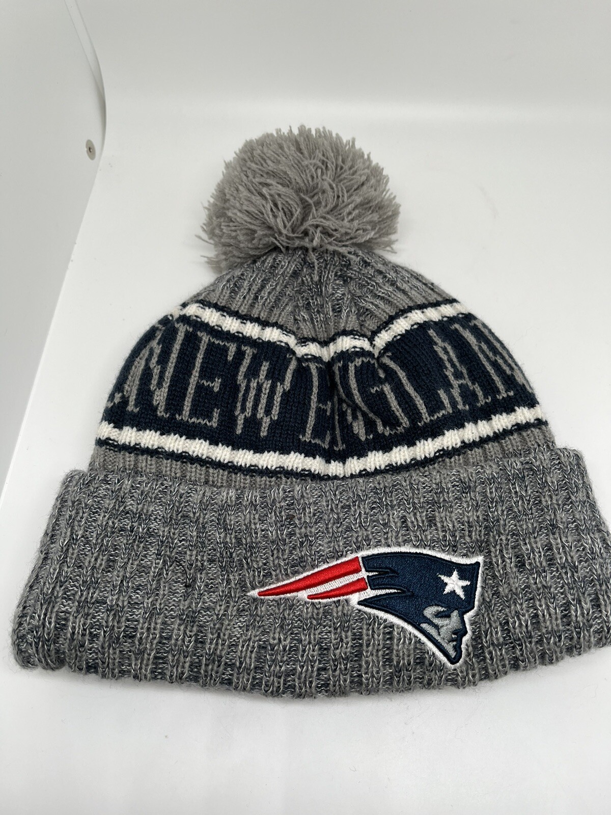 New England Patriots Knit Pom Pom Beanie Hat Toboggan New Era NFL On Field Grey