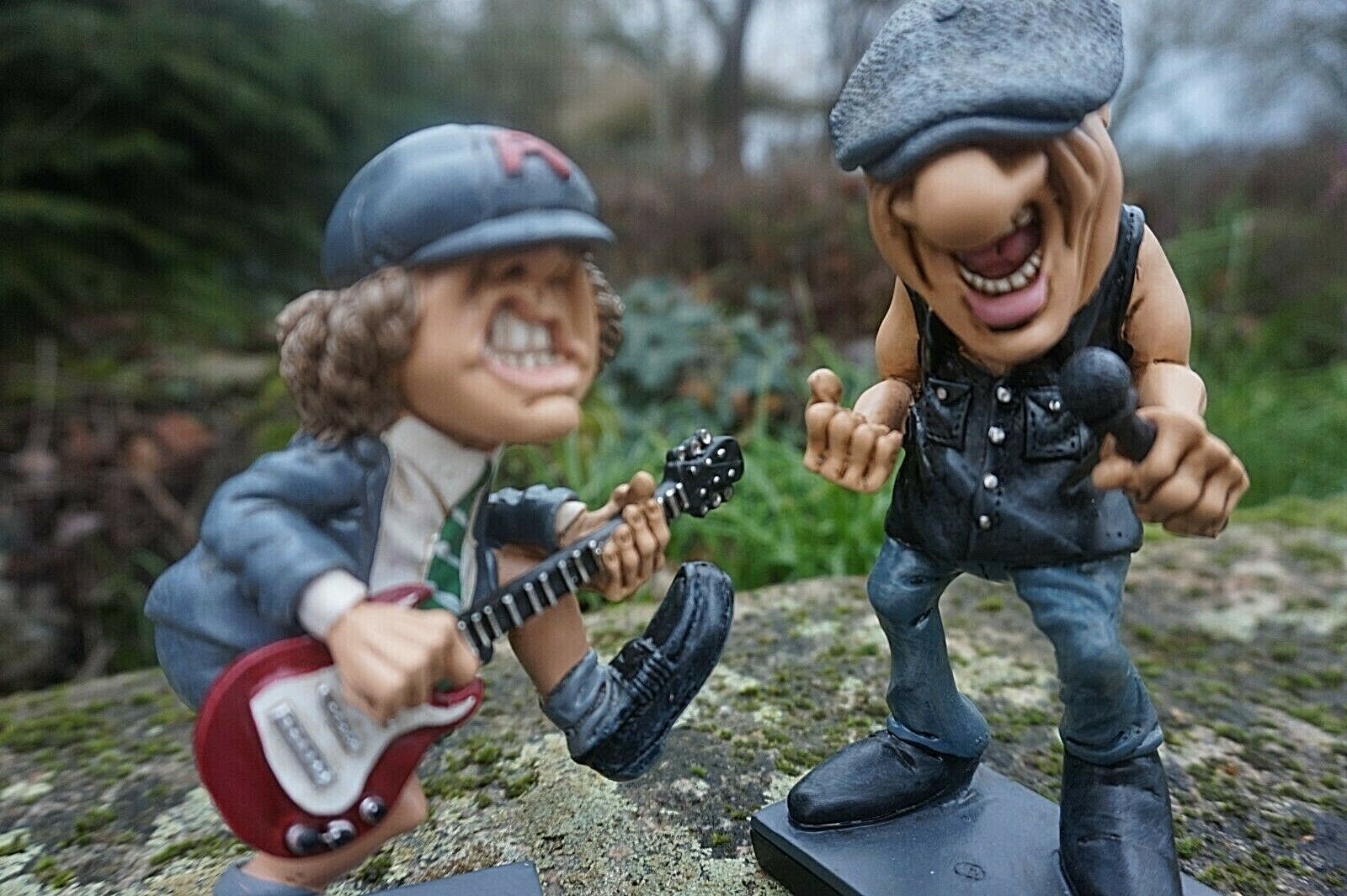 Figurines rock AC/DC décor de bureau Angus Young et Brian Johnson pack de 2