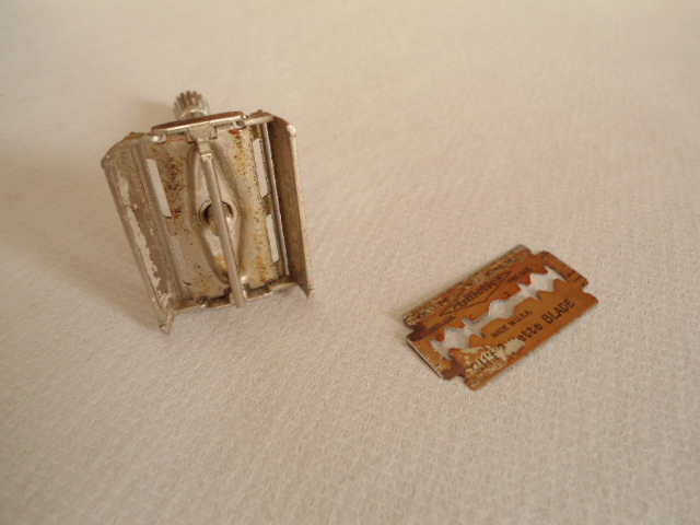 Gillette 1966 Silver Tone Flare Tip Double Edged Safety Razor (L-3)