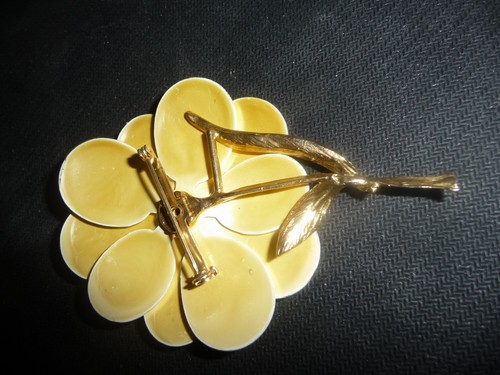 VINTAGE BIG 31/2." PALE YELLOW ENAMEL FLOWER BROOCH / CORSAGE 1960'S - 第 4/10 張圖片