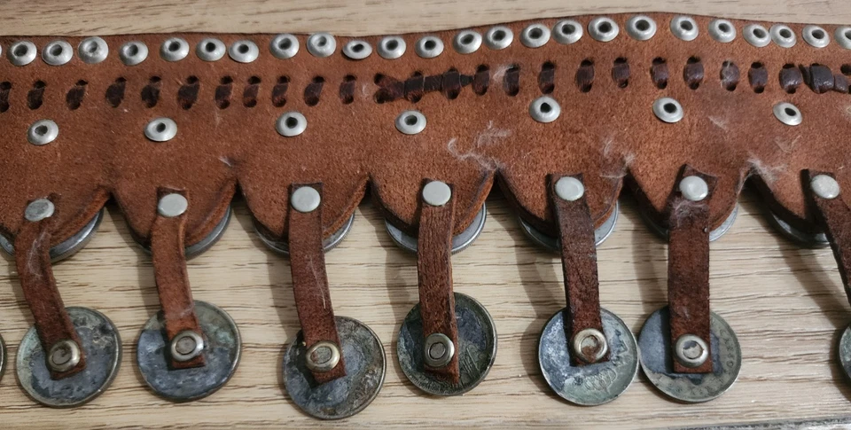 Cinturón de cuero vintage con monedas hecho a medida para mujer Foto 4 de 4