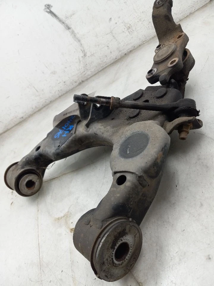 04-07 TOYOTA SEQUOIA 4,7 L TRACCIÓN TRASERA EN EL LADO DEL PASAJERO BRAZO DE CONTROL INFERIOR DELANTERO  Foto 2 de 4