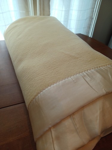 Vintage Beacon Blanket Acrylic Satin Trim Yellow Blanket FULL 78x96 USA WPL 1675 - Picture 2 of 10