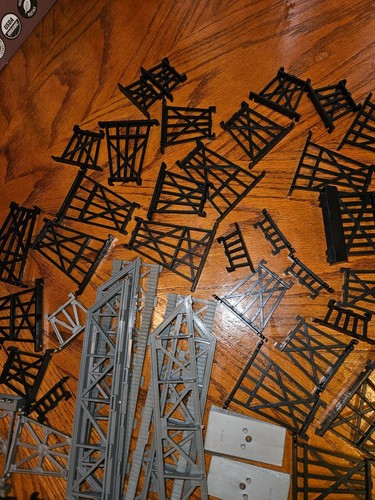 HO SCALE TRESSLE AND BRIDGE PIECES, SEE PHOTOS, SOLD AS PICTURED - Picture 4 of 10
