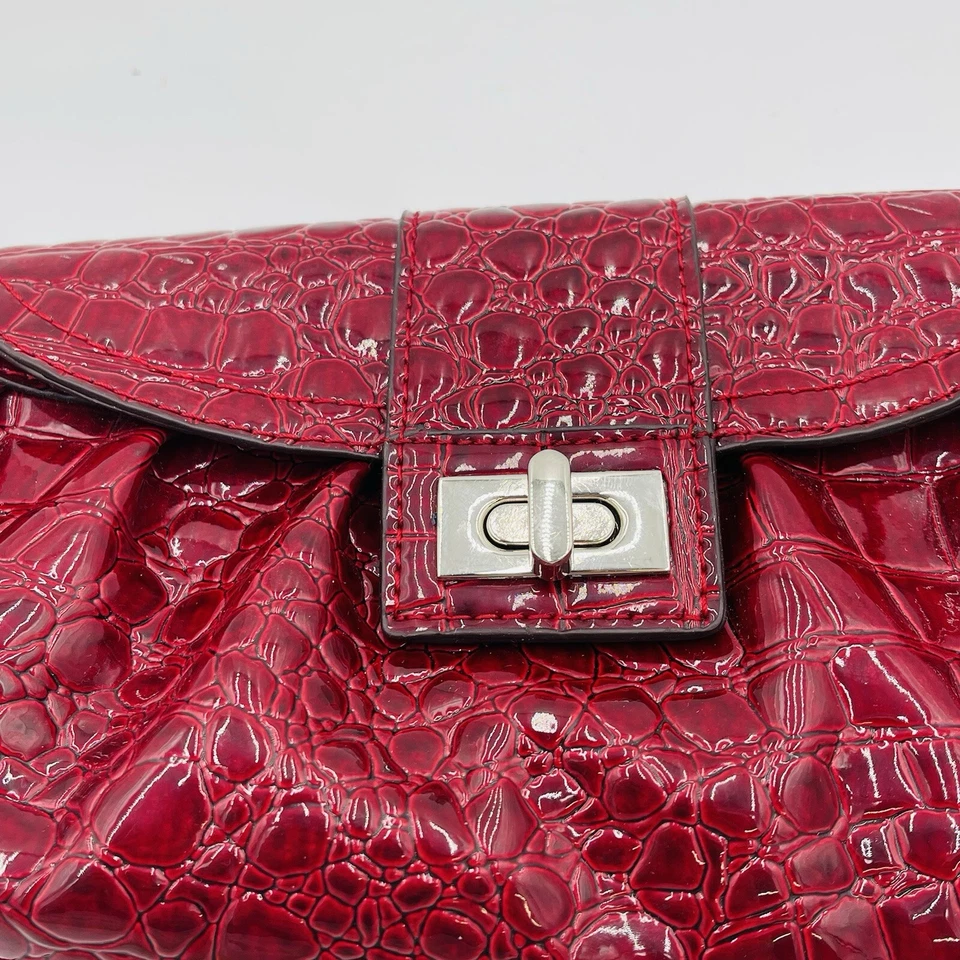 Bolso sin asas de muñeca NY&C rojo imitación cuero de cocodrilo Foto 2 de 4