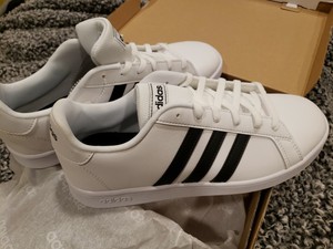 tenis adidas branco com listras pretas masculino
