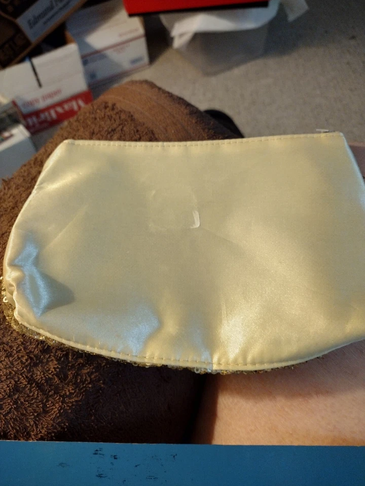 Bolsa de cosméticos Baylis & Harding con lentejuelas doradas Foto 4 de 4